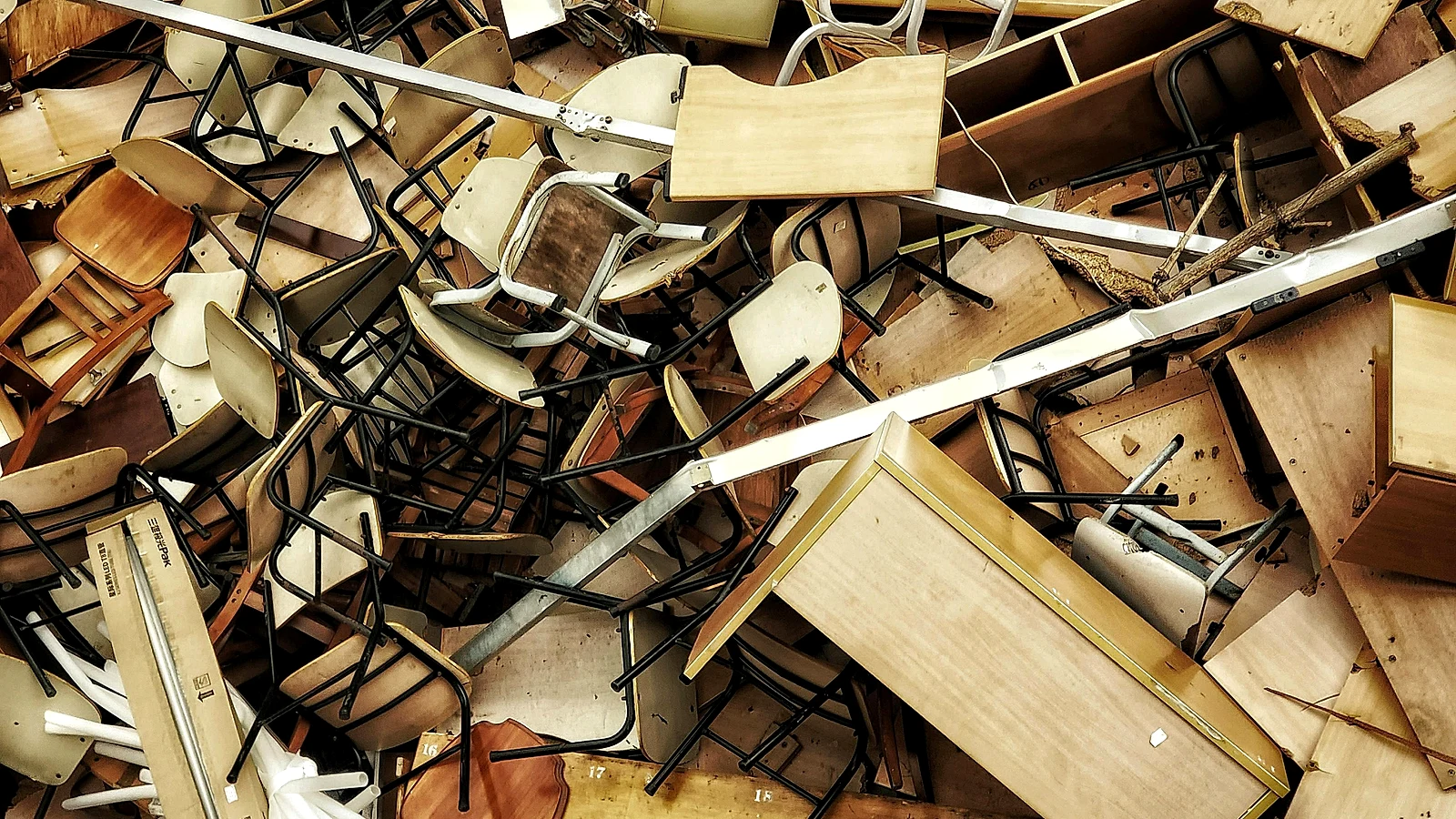 Mobilier vechi pregatit pentru debarasare si evacuare rapida cu echipa si duba inchisa