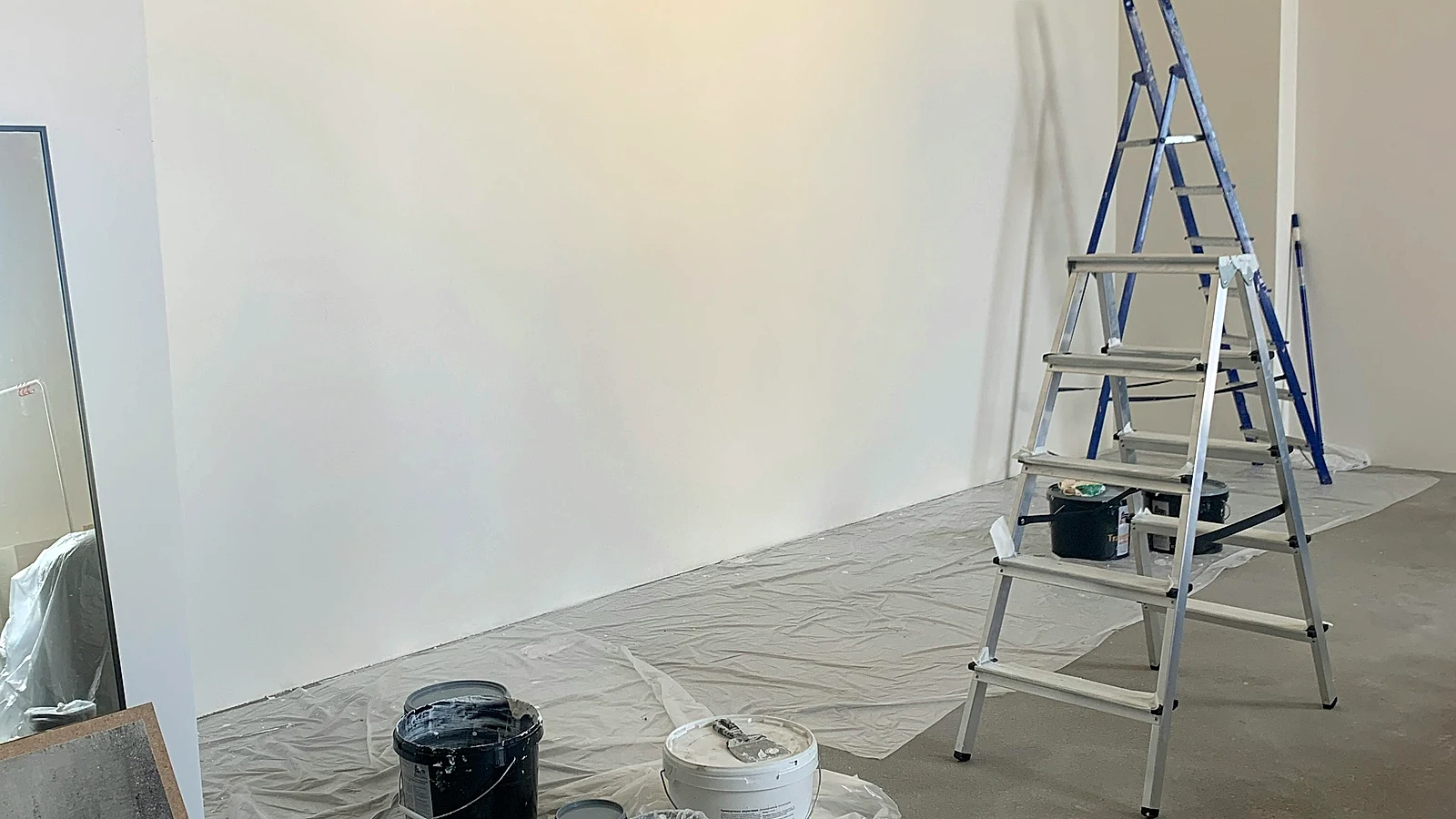 Spatiu interior pregatit pentru renovare de apartament cu decopertari si evacuare organizata